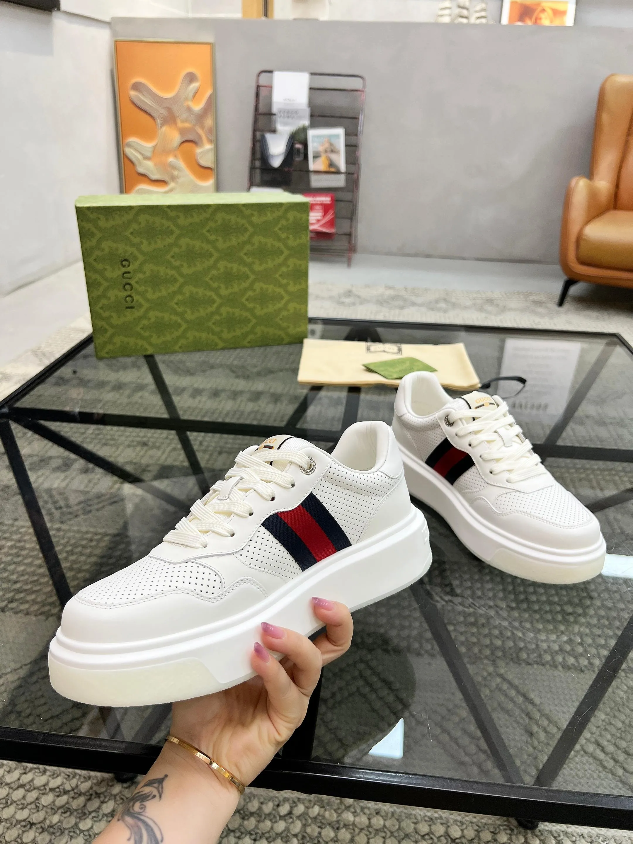 P460 new men's shoes GUCCI [Lightning] latest shoes are shipped. Original quality, fashionable, special materials, sheepskin lining, new packaging. The foot feels super comfortable and the workmanship is impeccable. Size: 38-45